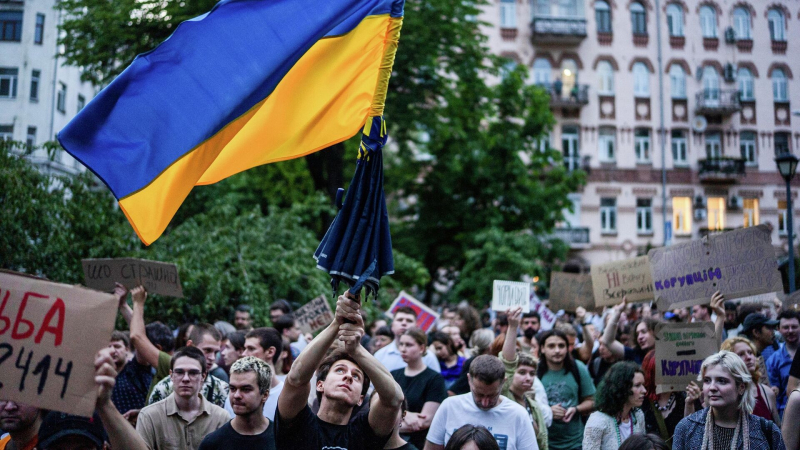 Евродепутат прокомментировал протест против Зеленского