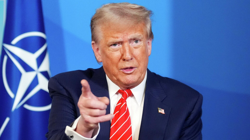 СМИ: решение о приостановке помощи Украине застало Трампа врасплох