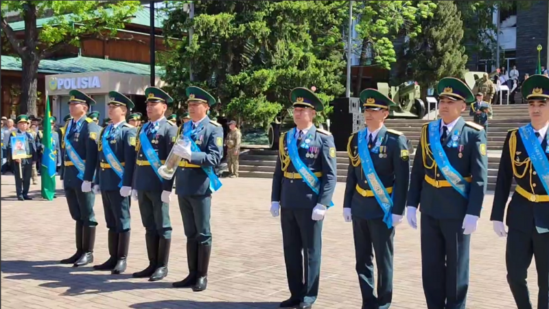 В Парке 28 гвардейцев-панфиловцев в Алматы торжественно передали "Эстафету Победы"